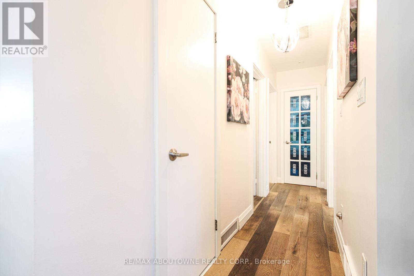 2105 Maplewood Drive, Burlington, Ontario  L7R 2C6 - Photo 14 - W12473339