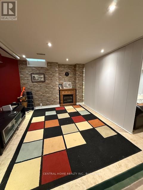 BASEMENT APARTMENT - 89 OLD COLONY ROAD, Richmond Hill, Ontario