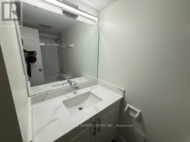 411 - 350 Webb Drive, Mississauga, Ontario  L5B 3W4 - Photo 10 - W12458894