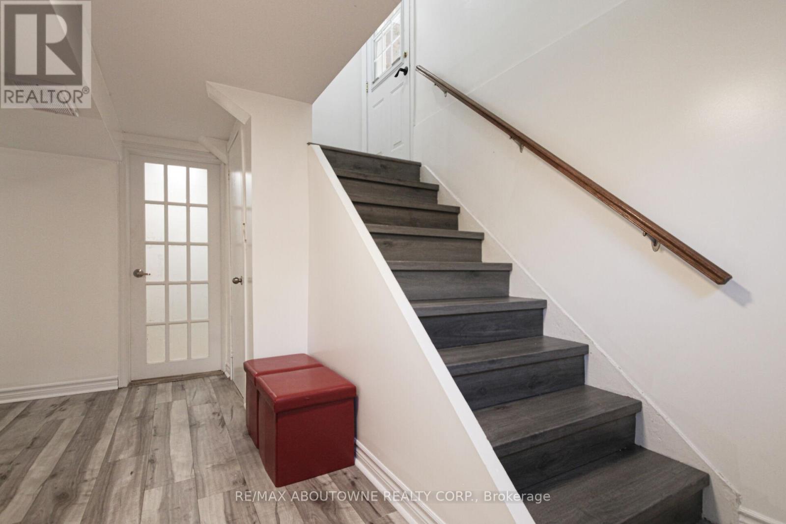 2105 Maplewood Drive, Burlington, Ontario  L7R 2C6 - Photo 21 - W12473339