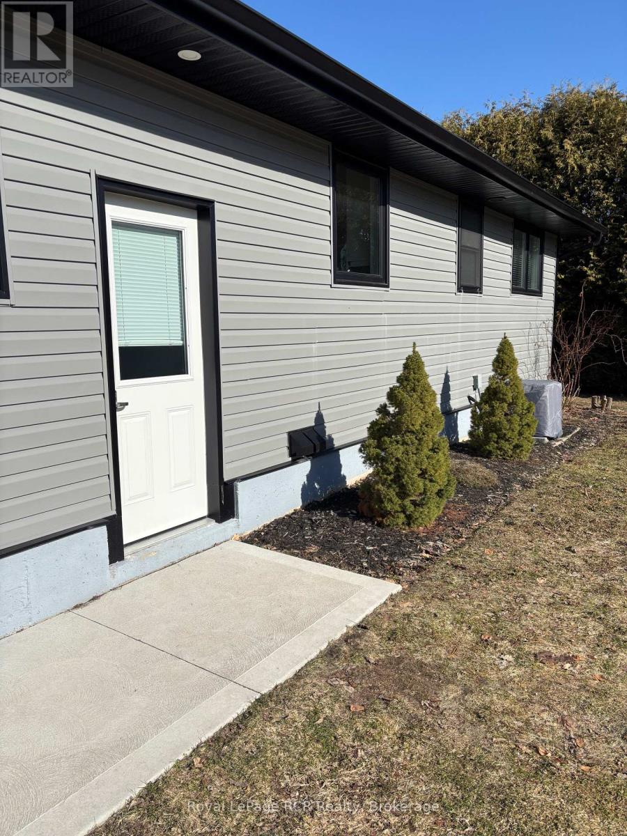 620 Elm Avenue N, North Perth, Ontario  N4W 3G2 - Photo 5 - X12474894