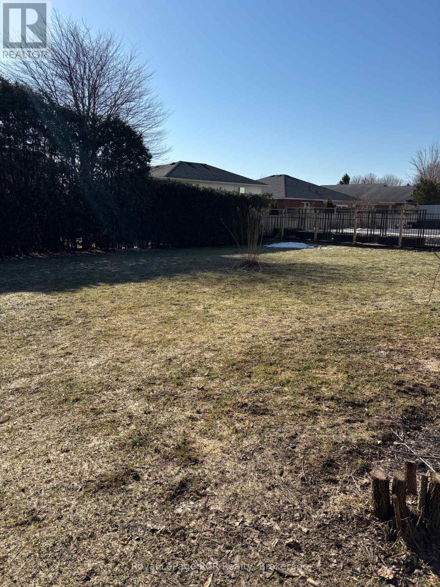 620 Elm Avenue N, North Perth, Ontario  N4W 3G2 - Photo 6 - X12474894