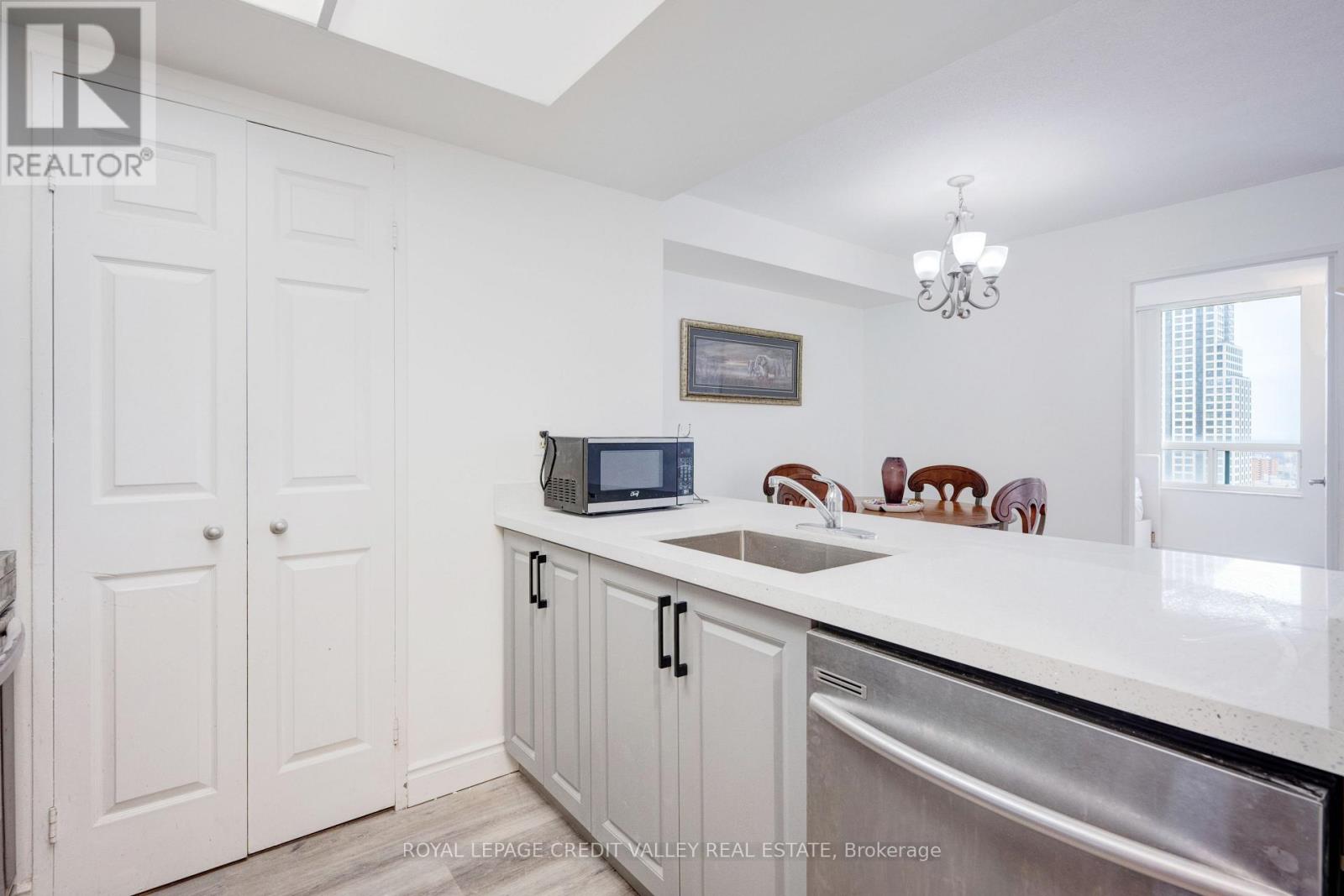 2002 - 265 Enfield Place, Mississauga, Ontario  L5B 3Y7 - Photo 20 - W12474814