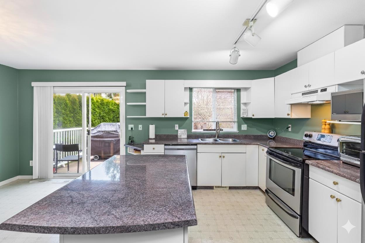 8251 Wharton Place, Mission, British Columbia  V2V 7A4 - Photo 11 - R3060662