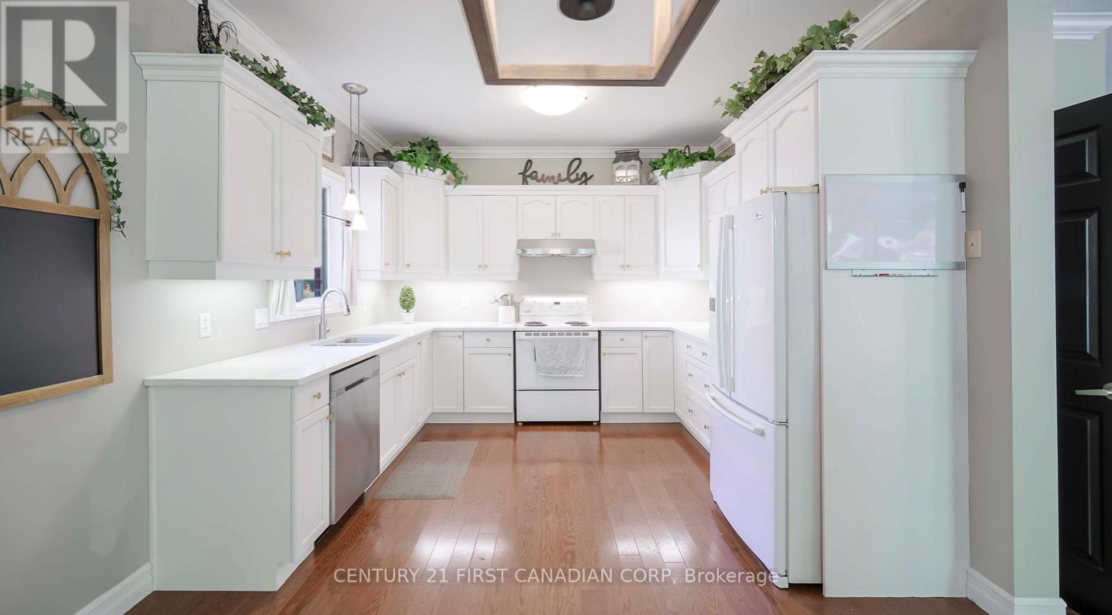 327 Richmeadow Road, London North, Ontario  N6H 5T2 - Photo 9 - X12474878