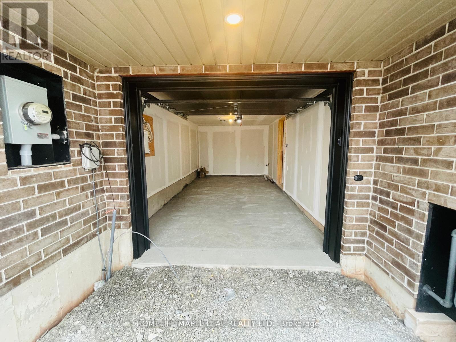 115 - 27 Roxanne Drive, Hamilton, Ontario  L8H 1L9 - Photo 4 - X12474847