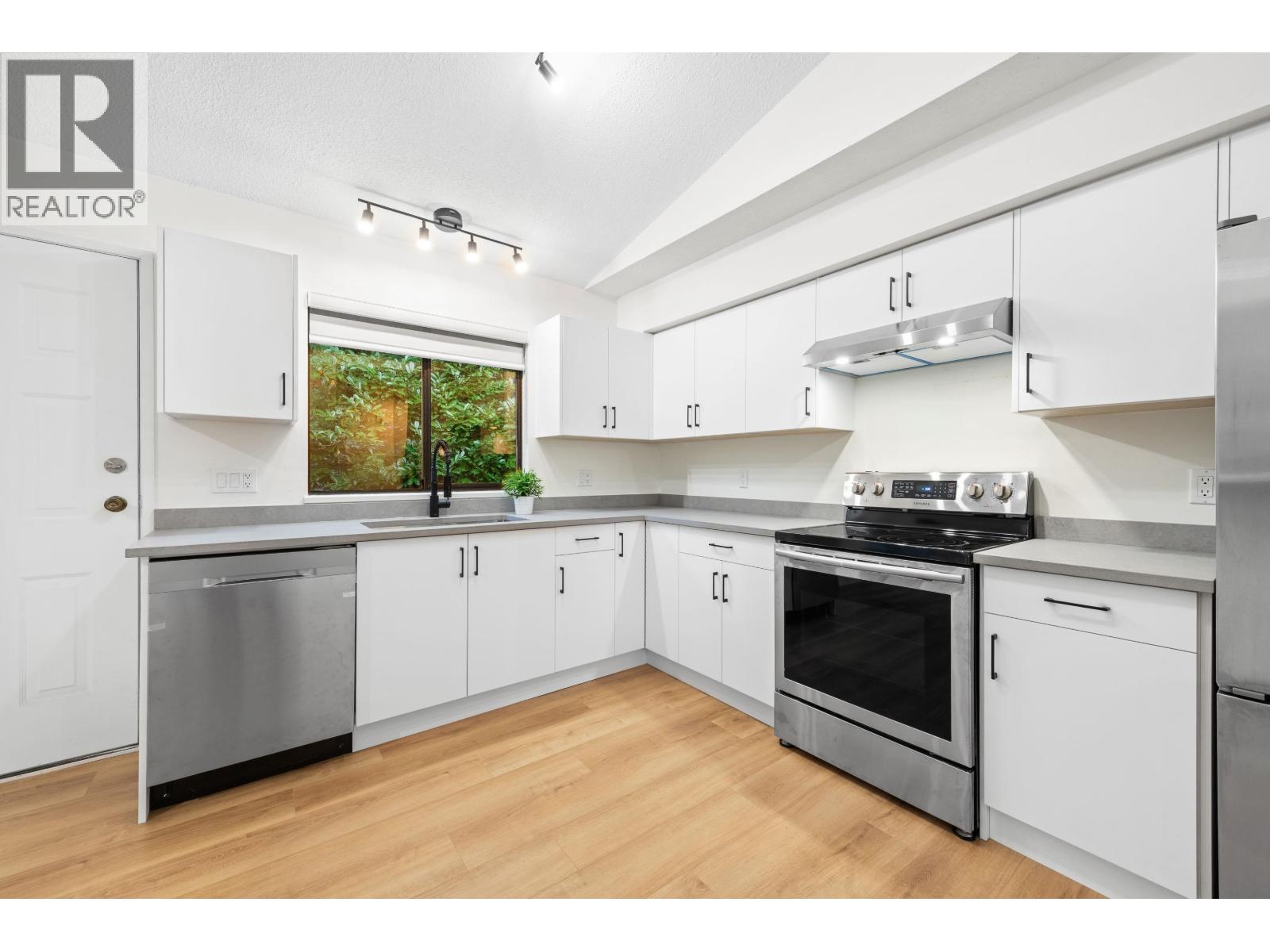 1777 Caledonia Avenue, North Vancouver, British Columbia  V7G 1T5 - Photo 3 - R3060661