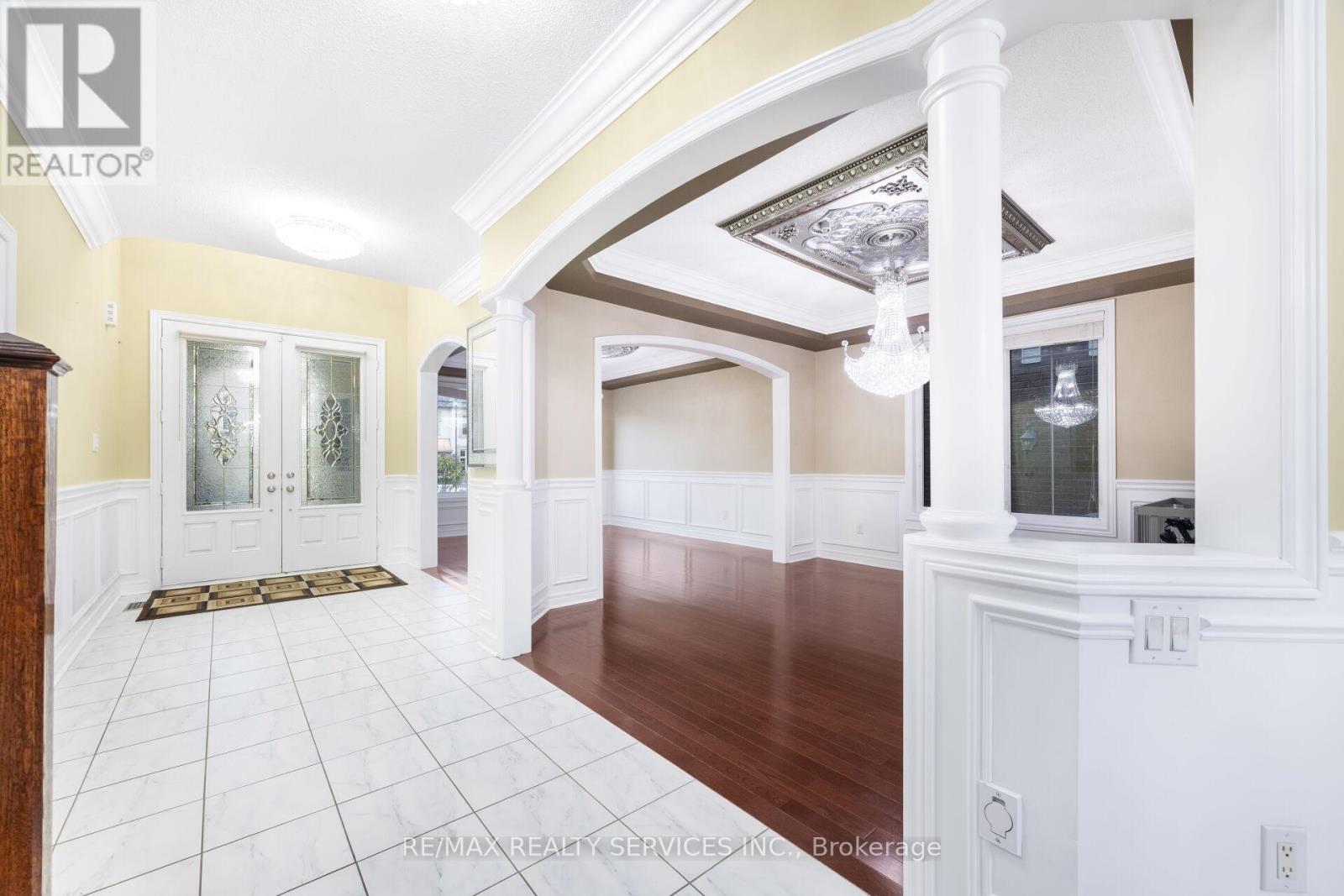 51 Midsummer Drive, Brampton, Ontario  L6P 3E4 - Photo 4 - W12470560