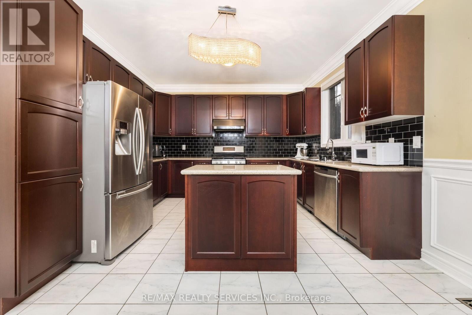 51 Midsummer Drive, Brampton, Ontario  L6P 3E4 - Photo 10 - W12470560