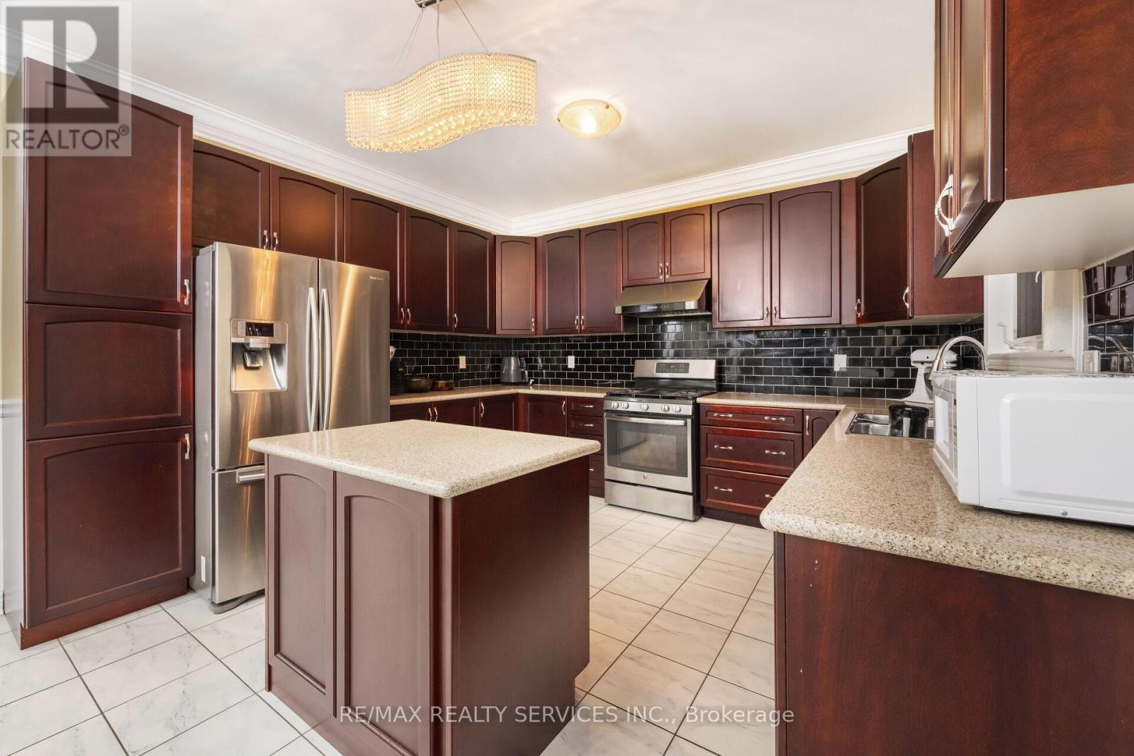 51 Midsummer Drive, Brampton, Ontario  L6P 3E4 - Photo 11 - W12470560