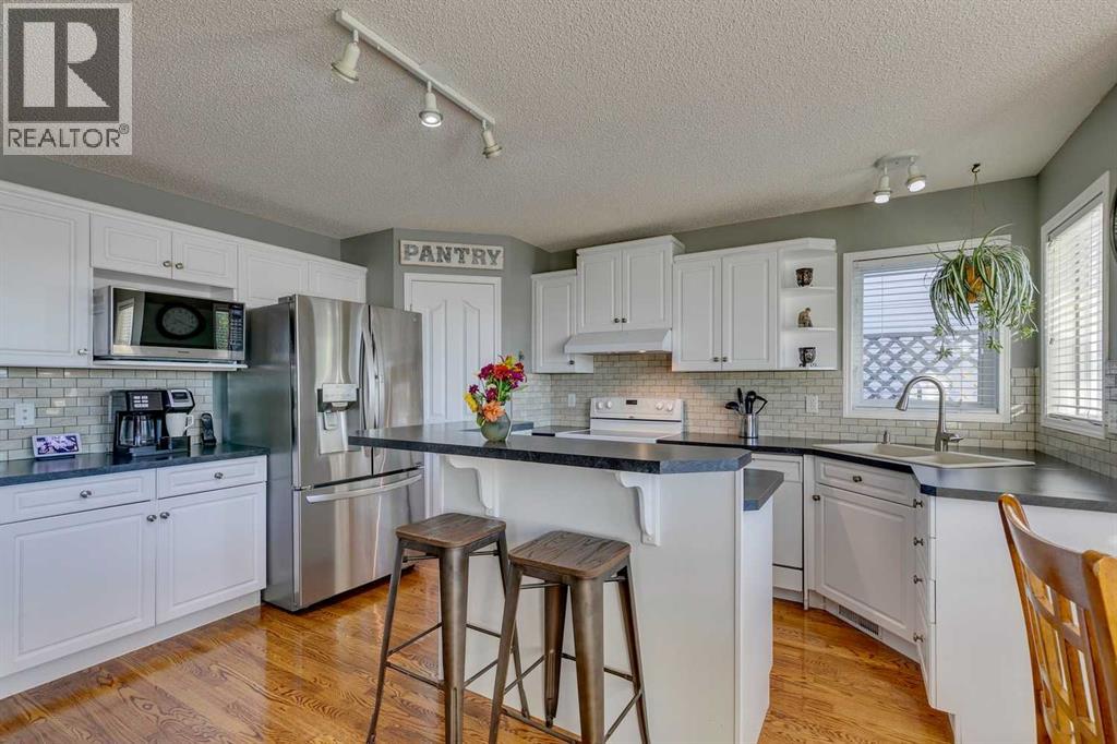 94 Somerglen Close Sw, Calgary, Alberta  T2Y 3Z5 - Photo 6 - A2265006