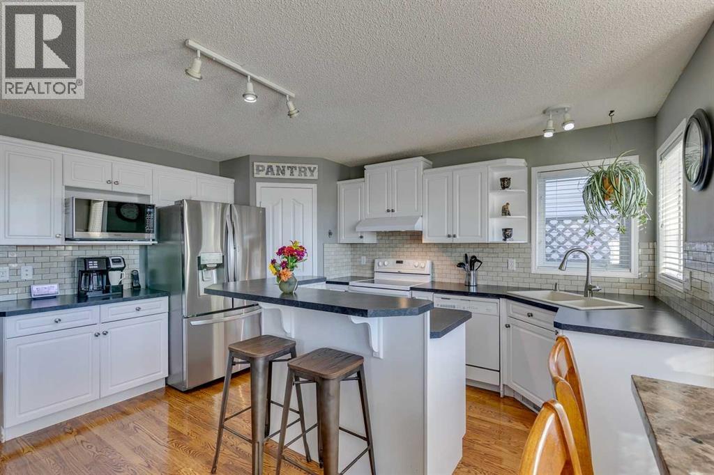 94 Somerglen Close Sw, Calgary, Alberta  T2Y 3Z5 - Photo 4 - A2265006