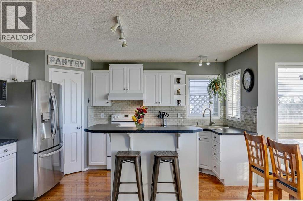 94 Somerglen Close Sw, Calgary, Alberta  T2Y 3Z5 - Photo 2 - A2265006