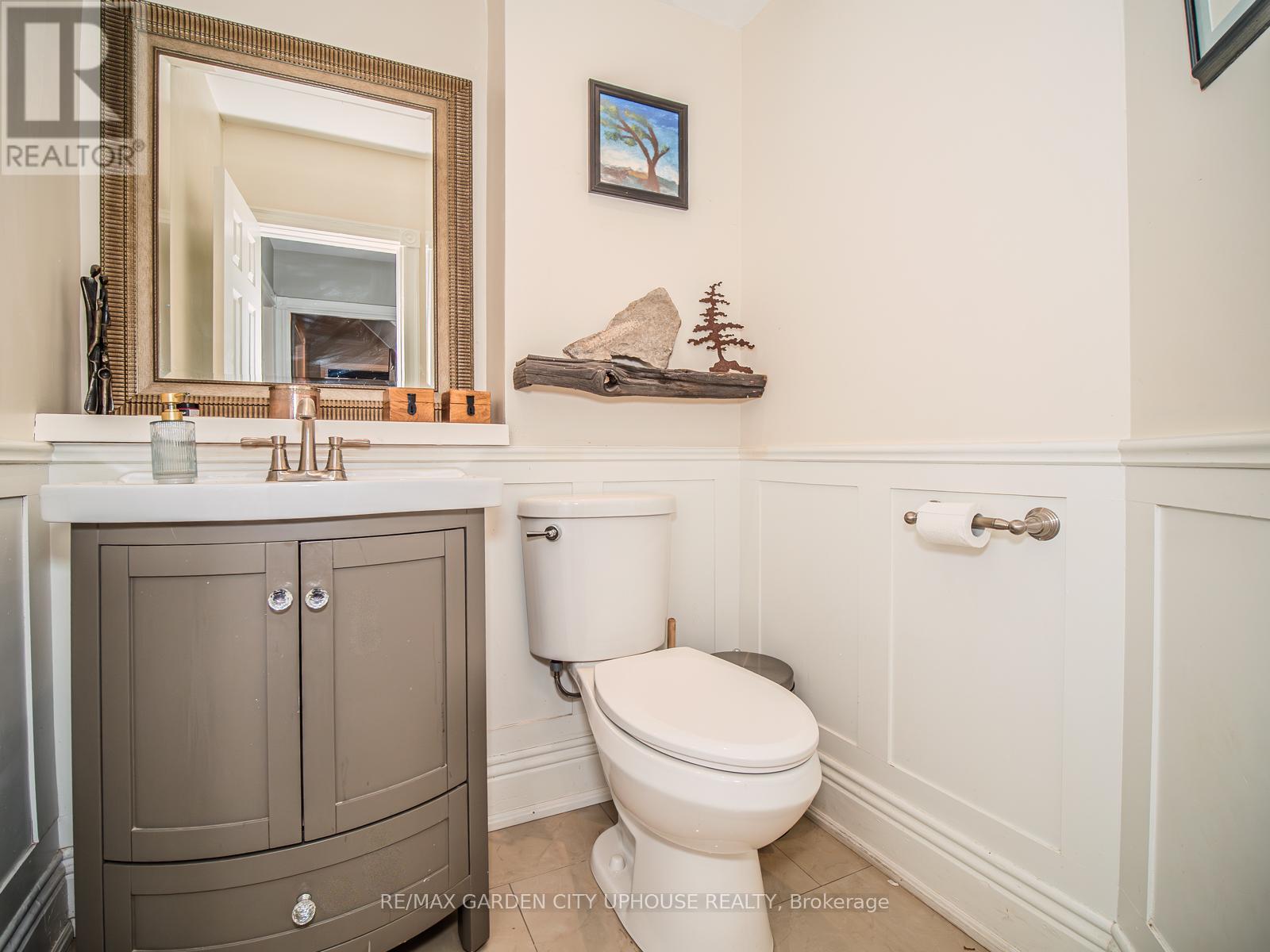 26 Mountain Street, Grimsby, Ontario  L3M 3K1 - Photo 12 - X12474900