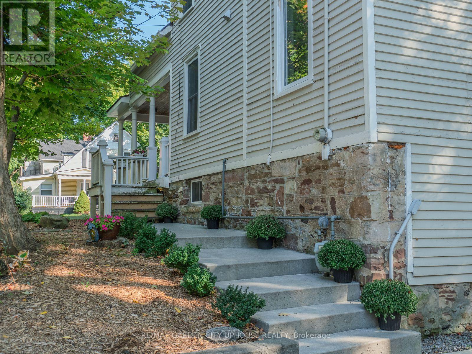 26 Mountain Street, Grimsby, Ontario  L3M 3K1 - Photo 3 - X12474900