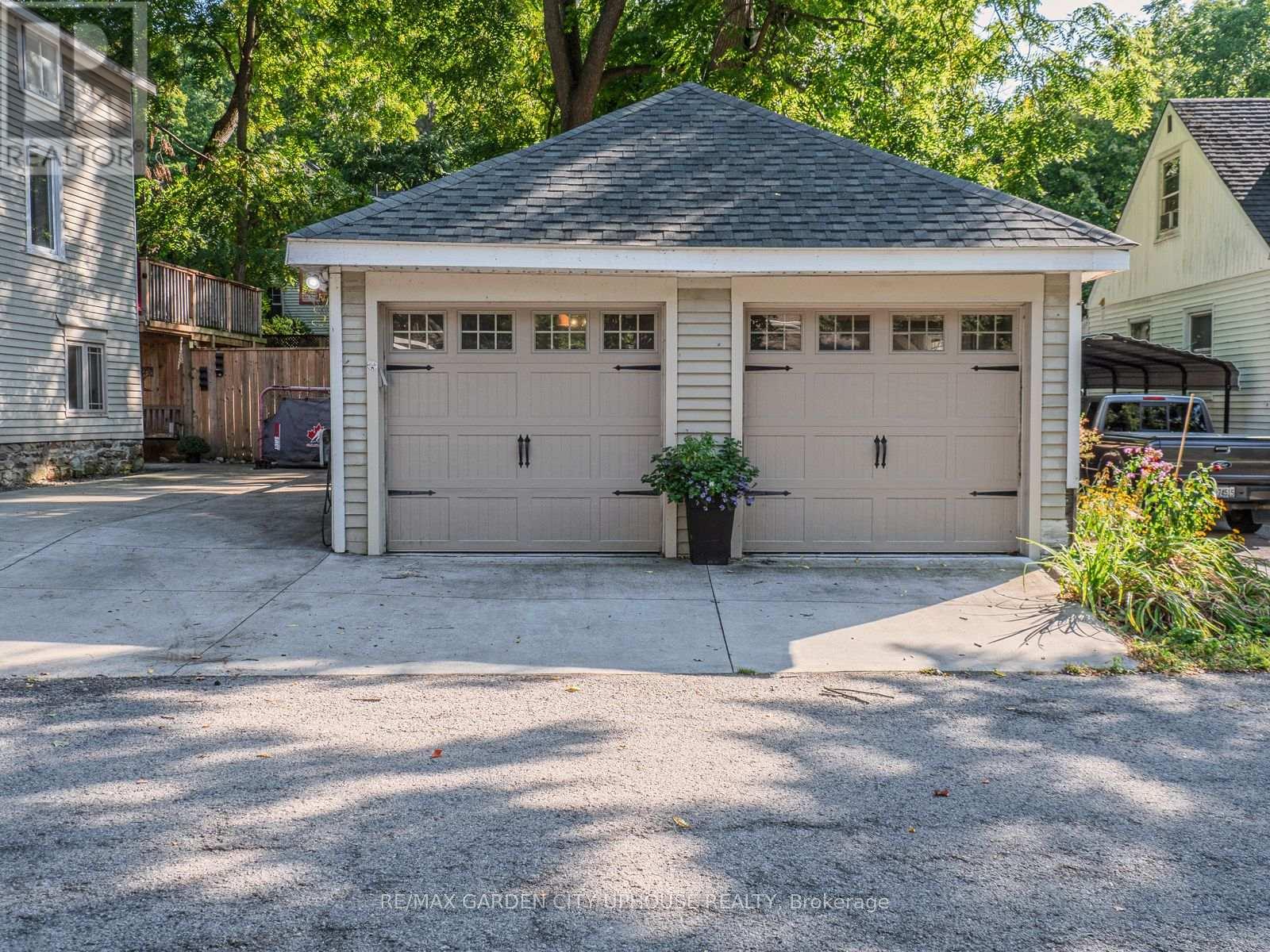 26 Mountain Street, Grimsby, Ontario  L3M 3K1 - Photo 4 - X12474900