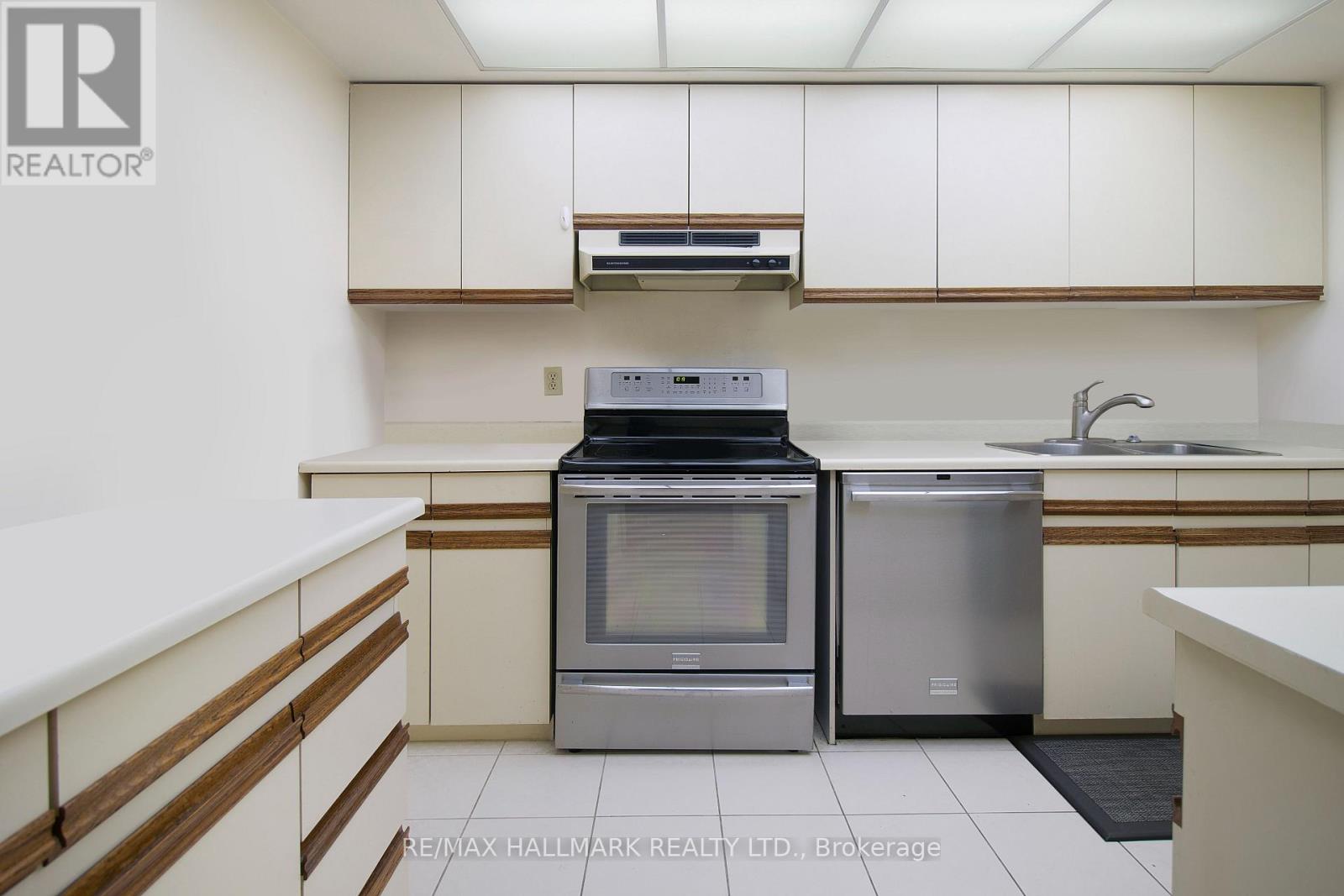 307 - 211 St Patrick Street, Toronto, Ontario  M5T 2Y9 - Photo 3 - C12474964