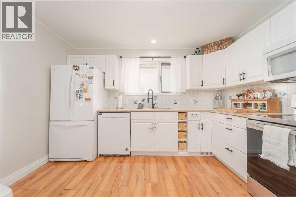 5104 2 Street, Coalhurst, Alberta  T0L 0V0 - Photo 11 - A2264842