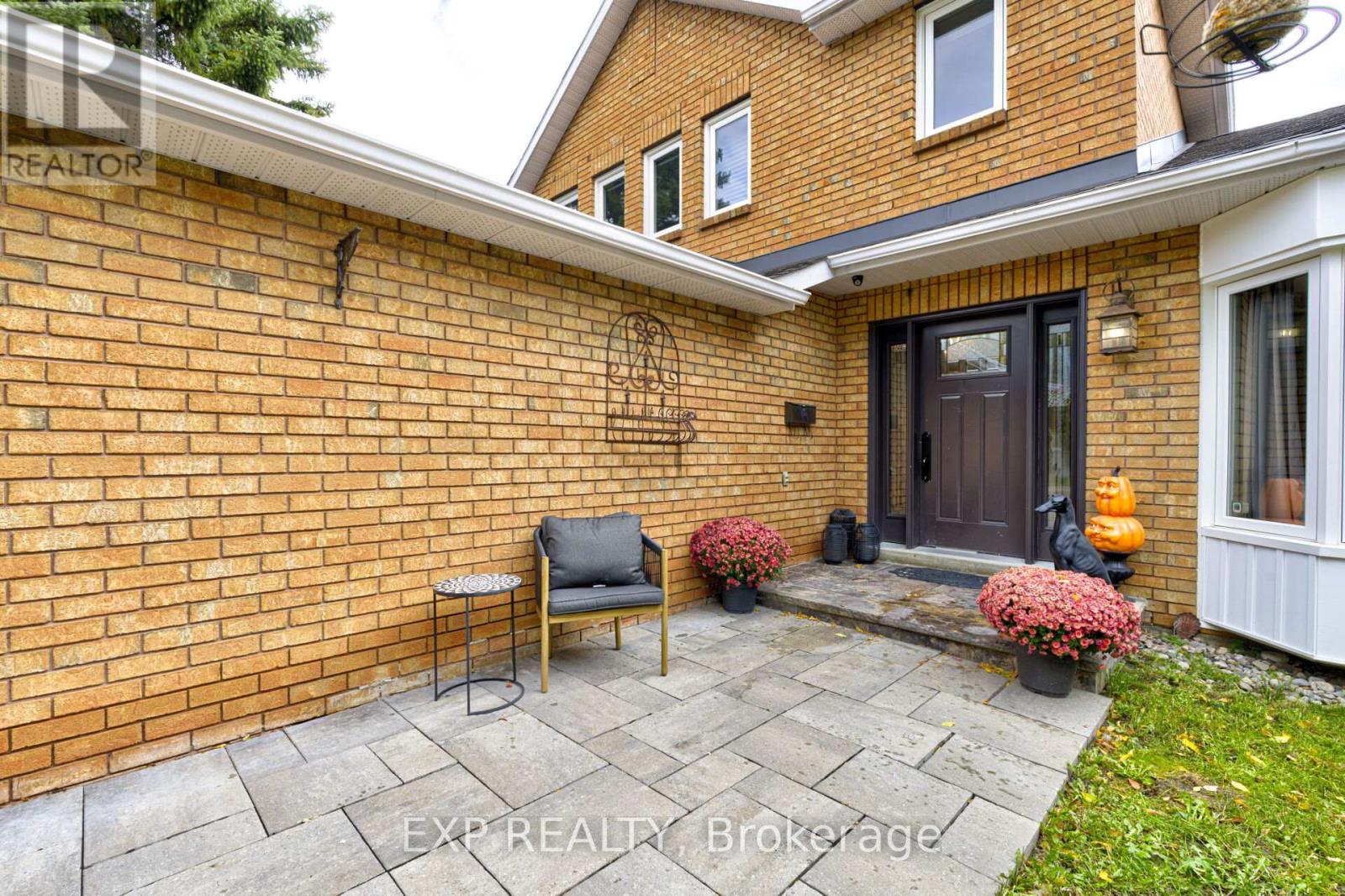 21 April Gardens, Aurora, Ontario  L4G 4R7 - Photo 2 - N12474943