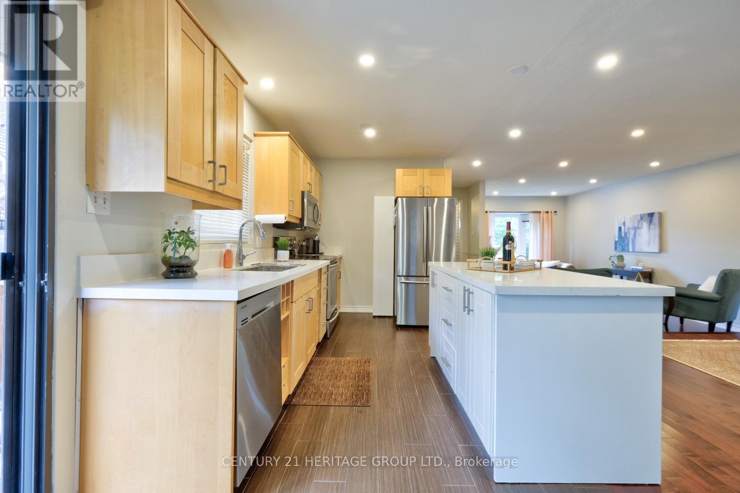 169 Spruce Street, Aurora, Ontario  L4G 3R7 - Photo 6 - N12474946