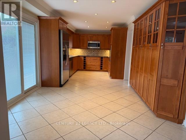 (Upper) - 45 Panorama Crescent, Brampton, Ontario  L6S 3T8 - Photo 8 - W12474944