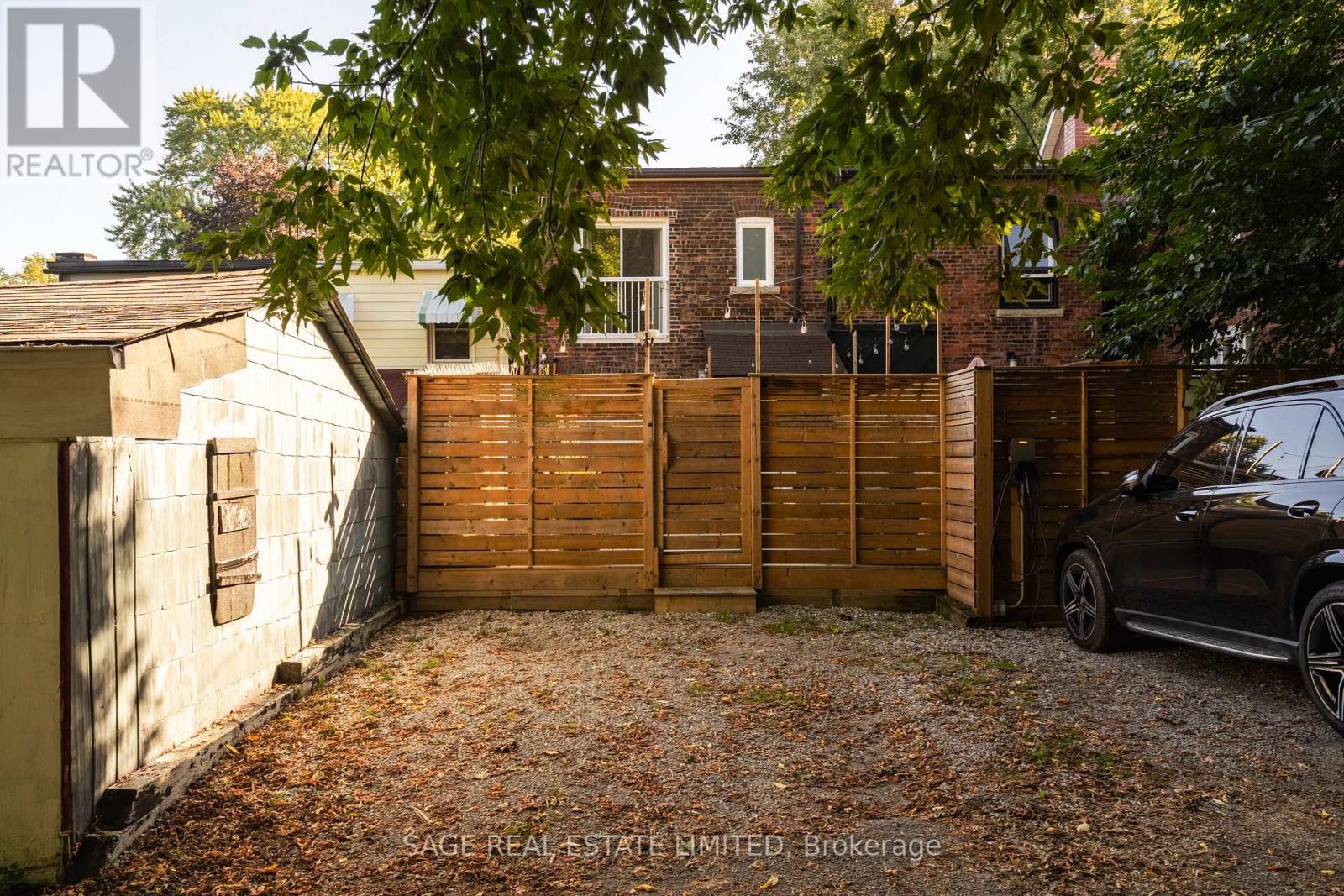 70 Medland Crescent, Toronto, Ontario  M6P 2N2 - Photo 26 - W12474947