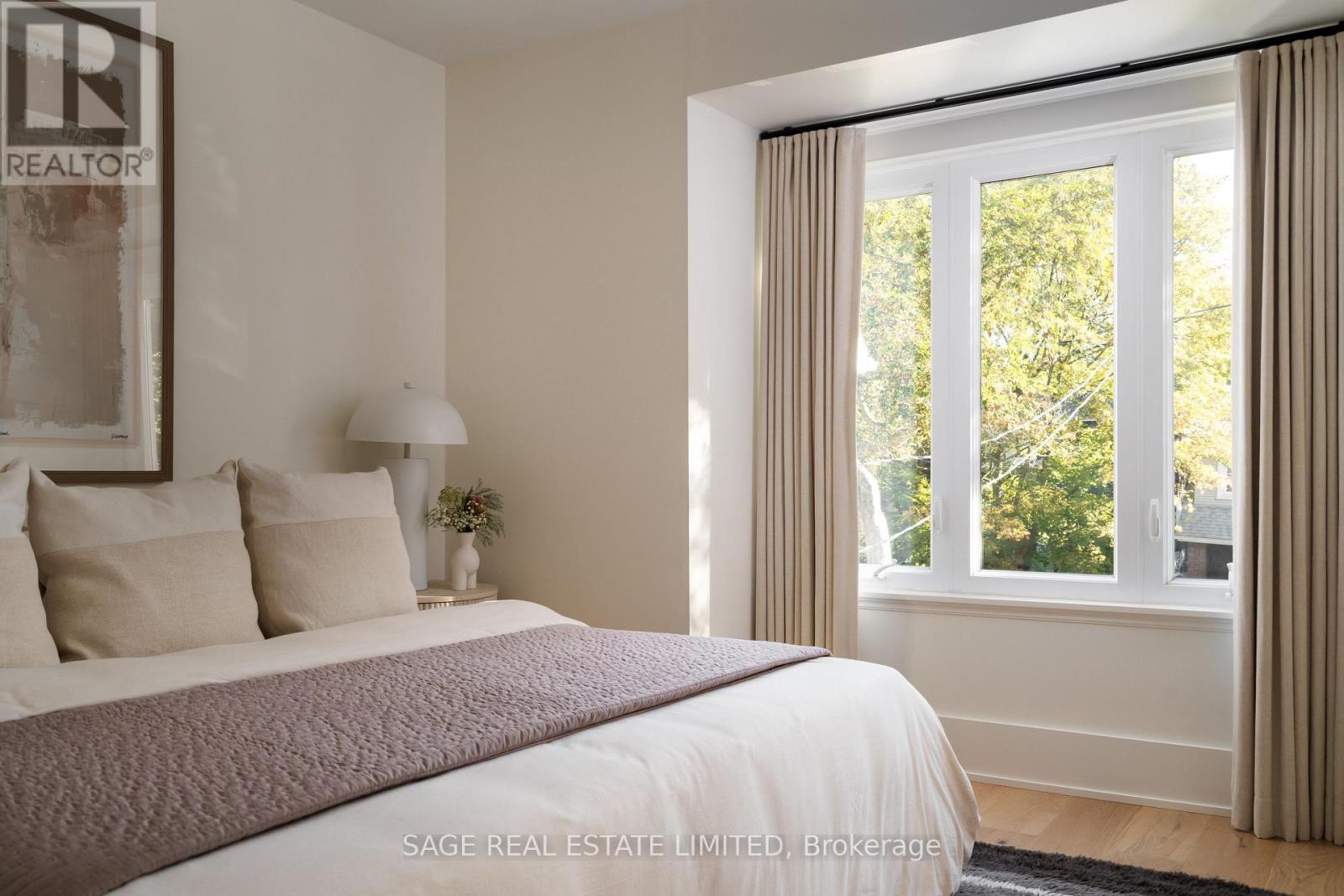 70 Medland Crescent, Toronto, Ontario  M6P 2N2 - Photo 7 - W12474947