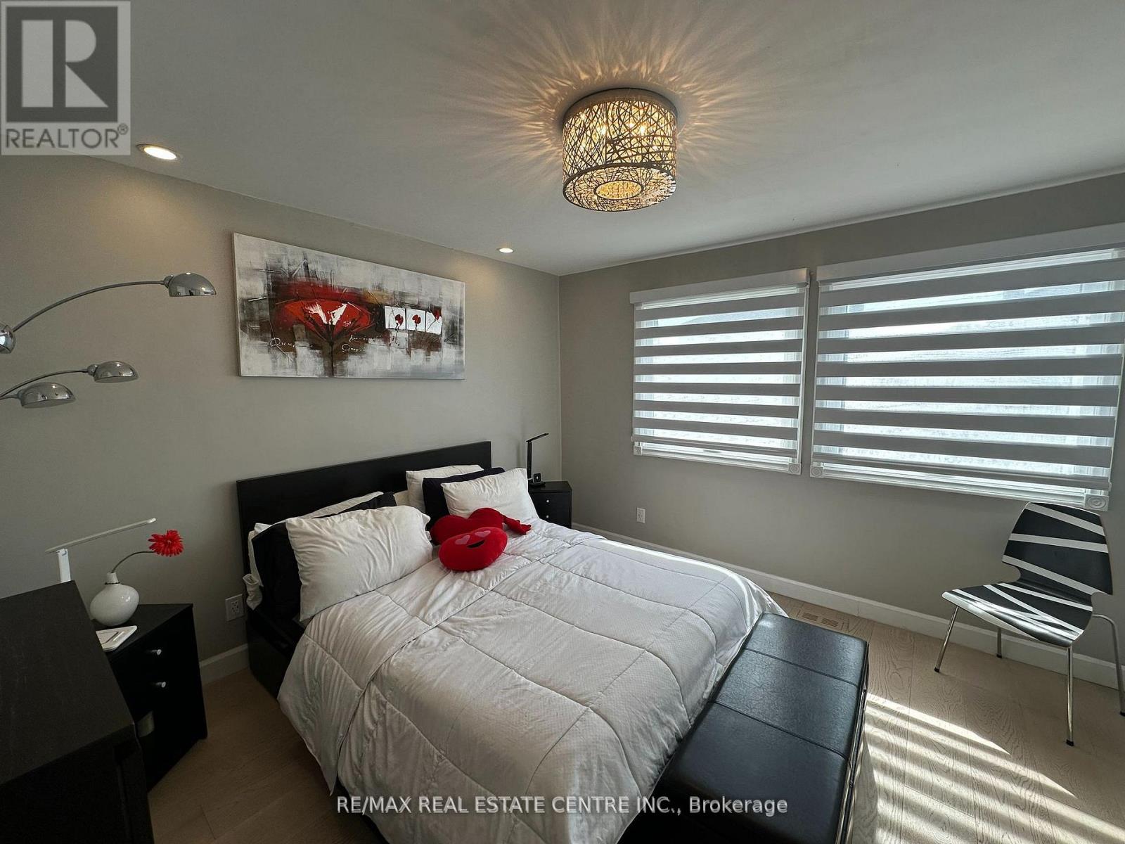 4136 Magnolia Court, Mississauga, Ontario  L5C 3K2 - Photo 10 - W12474950