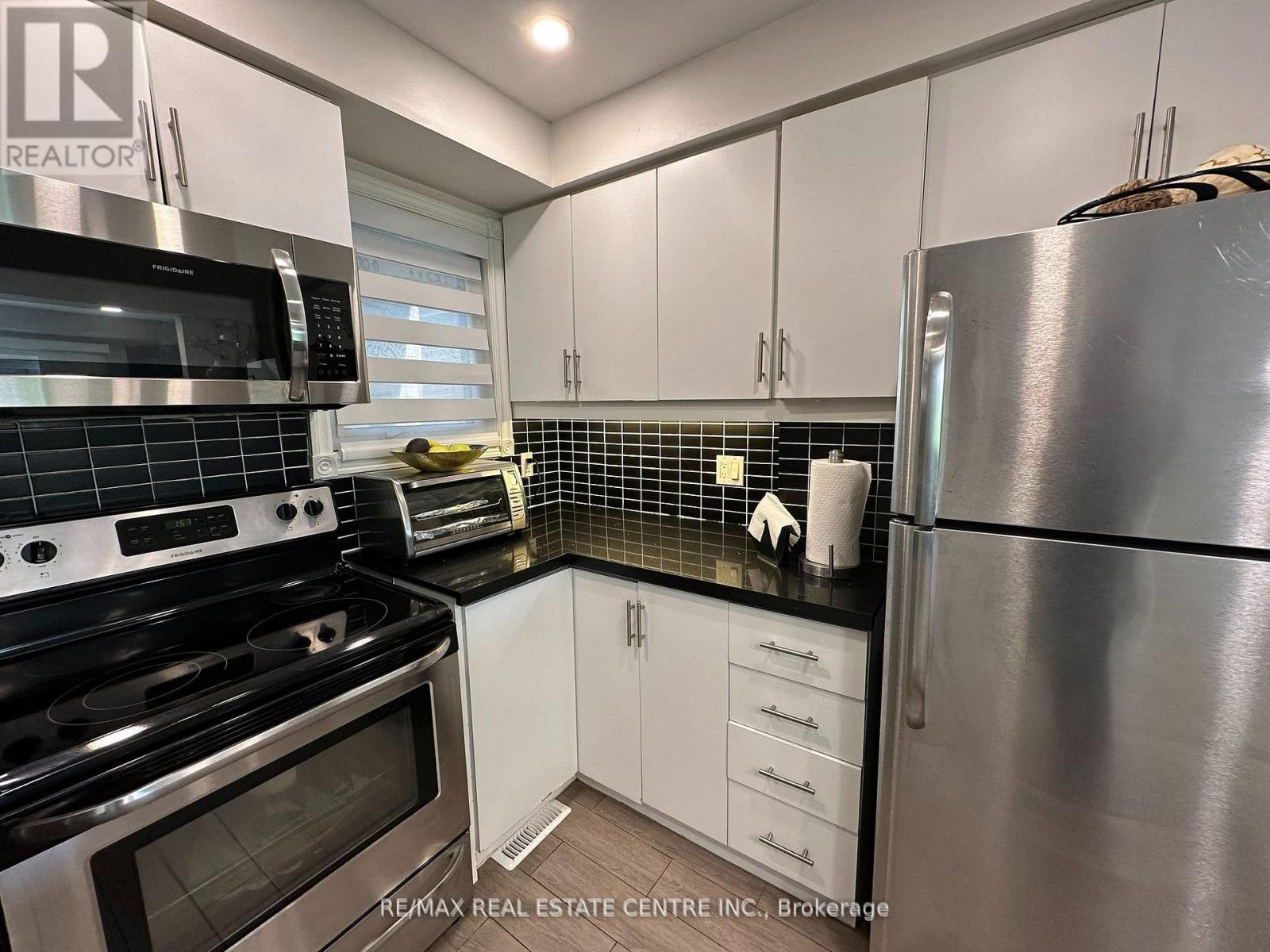 4136 Magnolia Court, Mississauga, Ontario  L5C 3K2 - Photo 5 - W12474950