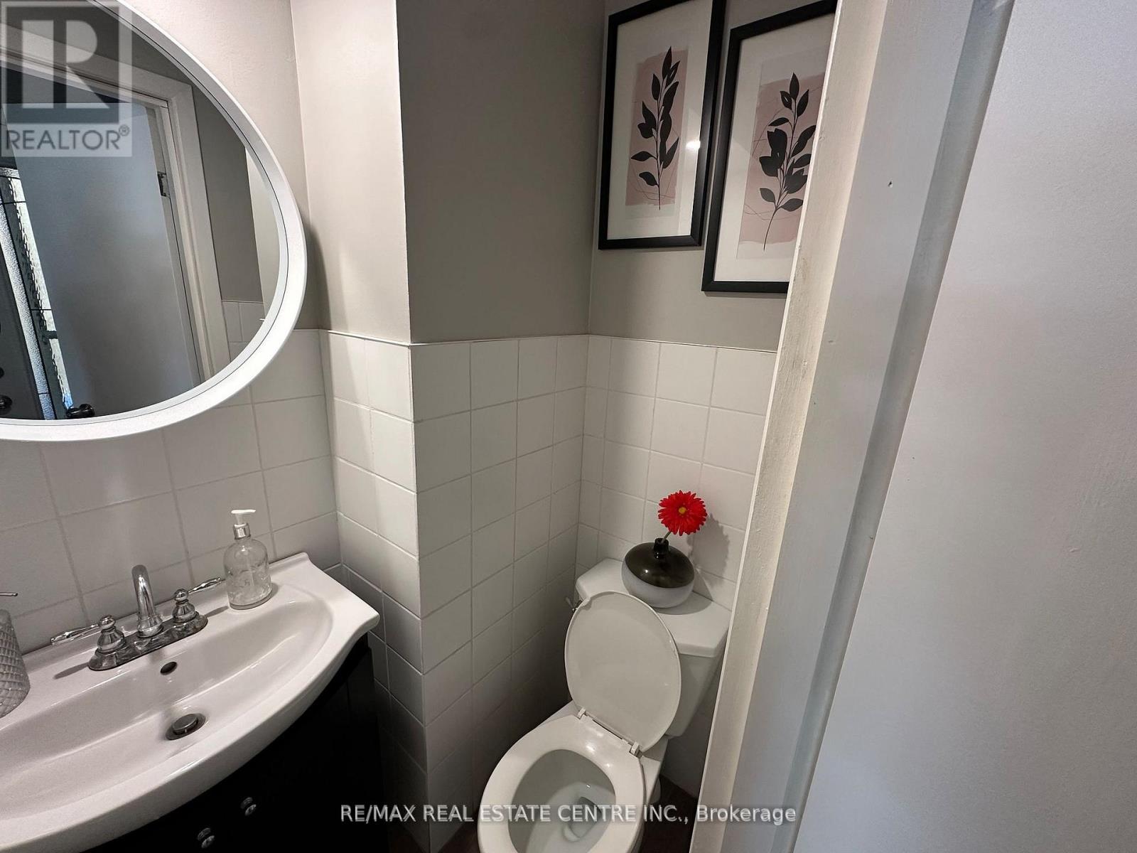 4136 Magnolia Court, Mississauga, Ontario  L5C 3K2 - Photo 6 - W12474950
