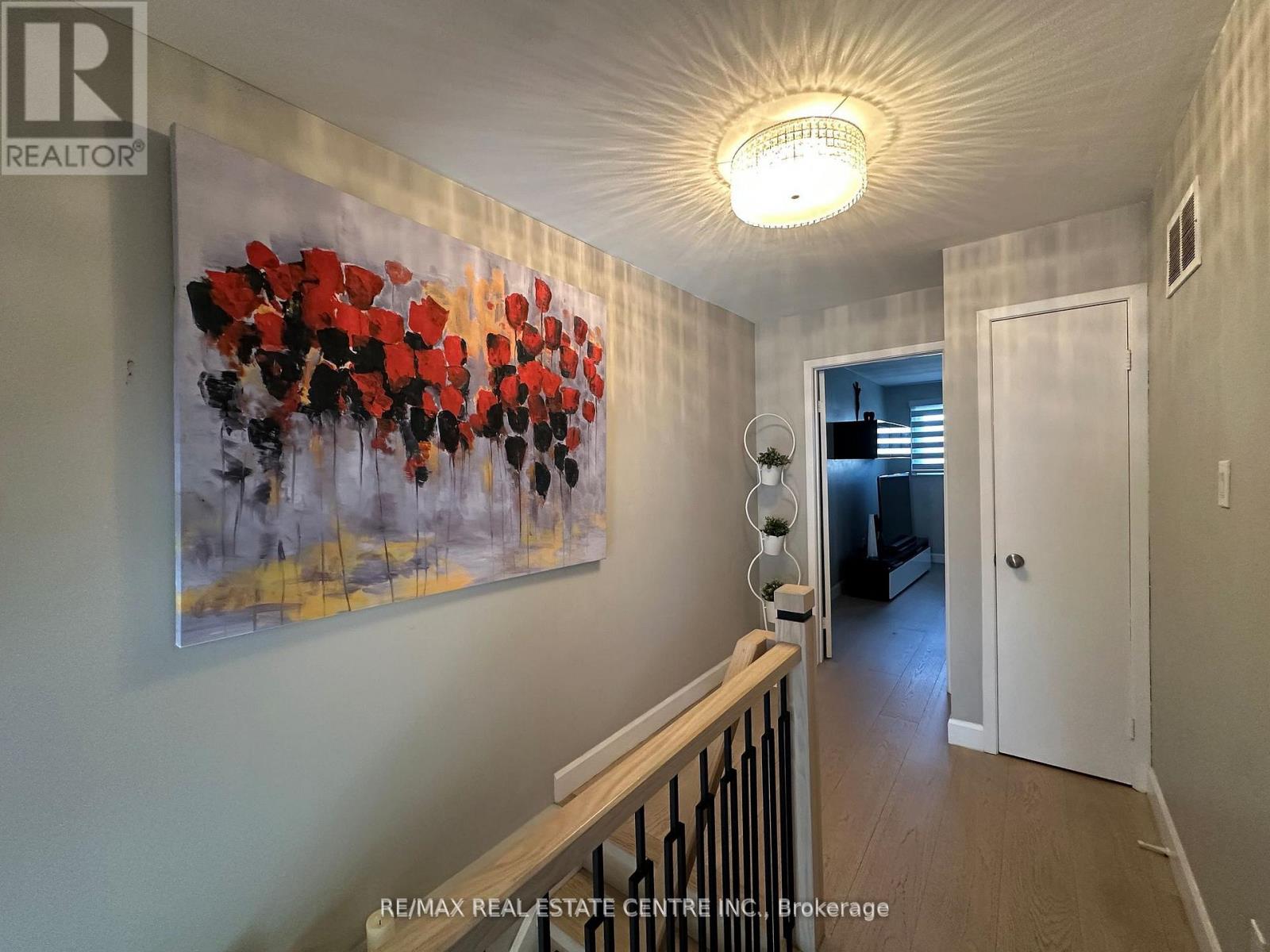 4136 Magnolia Court, Mississauga, Ontario  L5C 3K2 - Photo 7 - W12474950