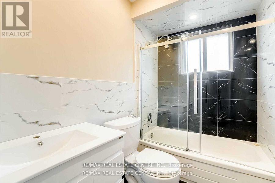 3385 Ellengale (Upper) Drive, Mississauga, Ontario  L5C 1Z5 - Photo 21 - W12474972