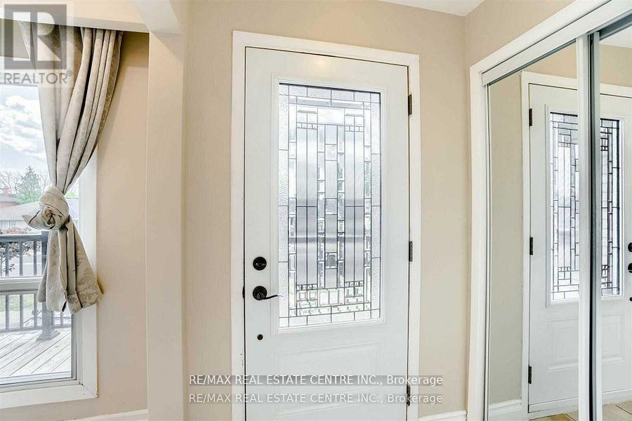 3385 Ellengale (Upper) Drive, Mississauga, Ontario  L5C 1Z5 - Photo 4 - W12474972