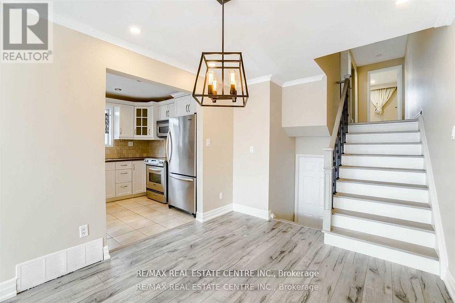 3385 Ellengale (Upper) Drive, Mississauga, Ontario  L5C 1Z5 - Photo 9 - W12474972