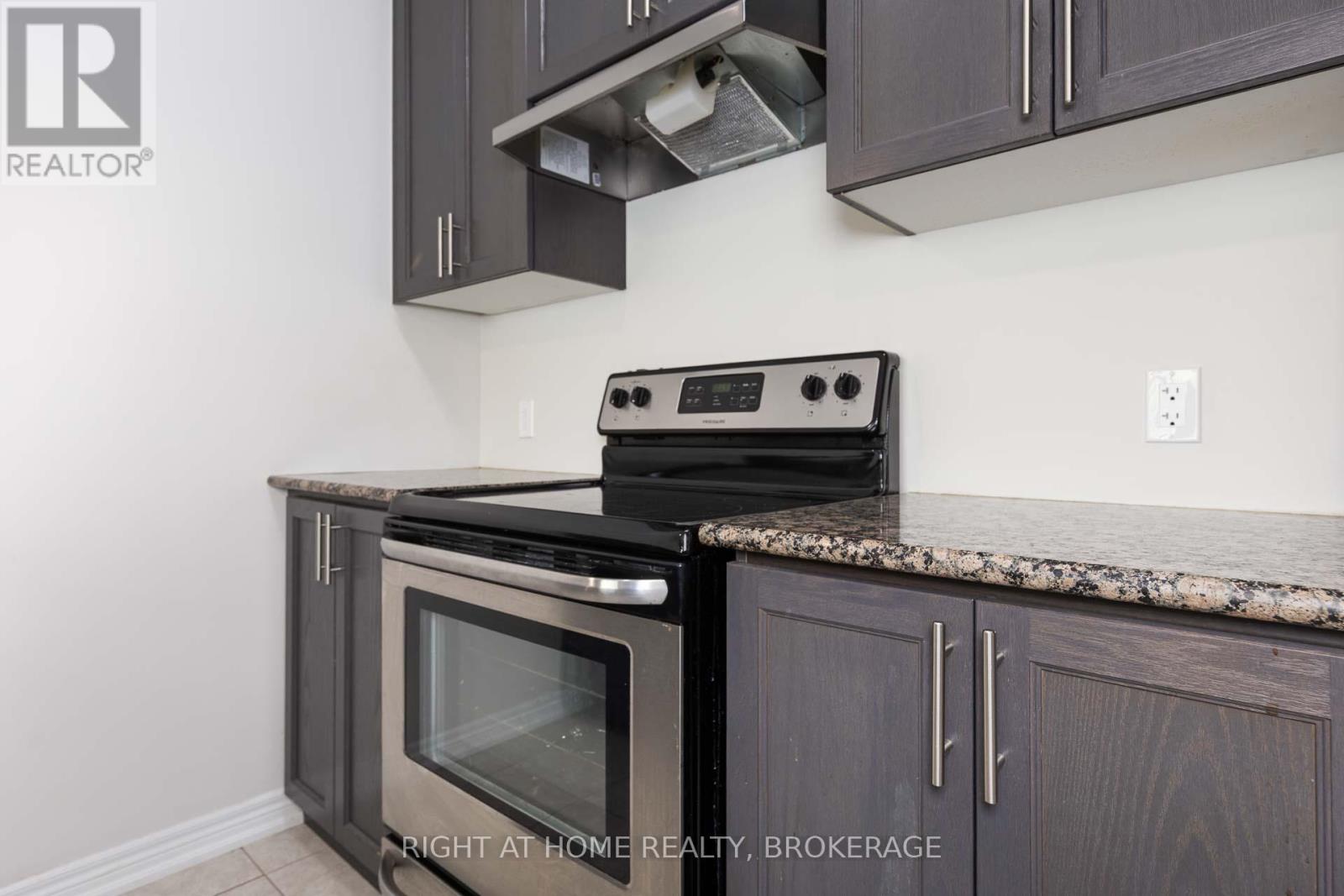 71 Southshore Crescent, Hamilton, Ontario  L8E 0J3 - Photo 11 - X12474939