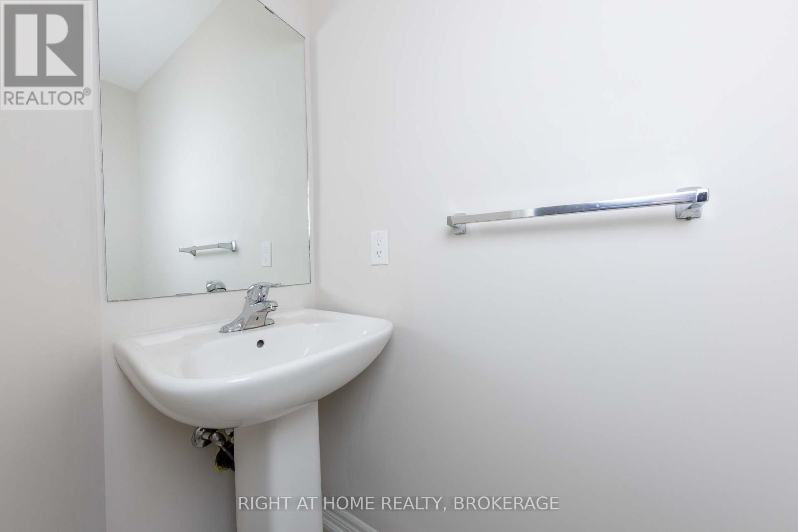 71 Southshore Crescent, Hamilton, Ontario  L8E 0J3 - Photo 16 - X12474939