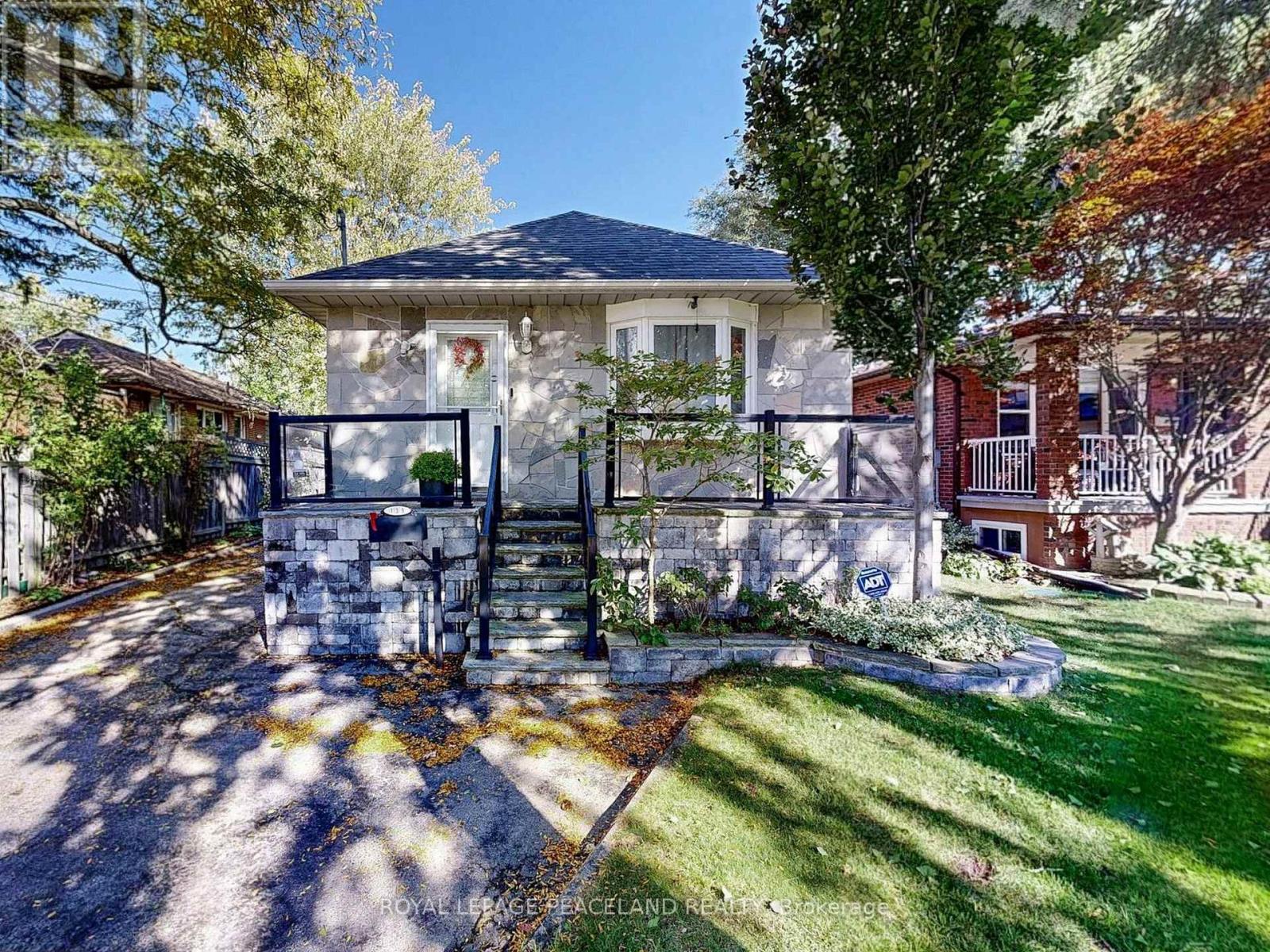 139 SCARBORO CRESCENT, Toronto, Ontario