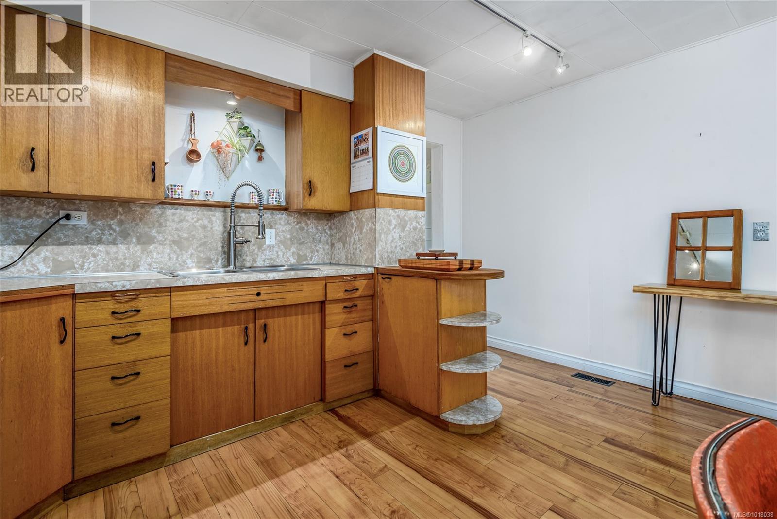 3352 Second St, Cumberland, British Columbia  V0R 1S0 - Photo 10 - 1018038