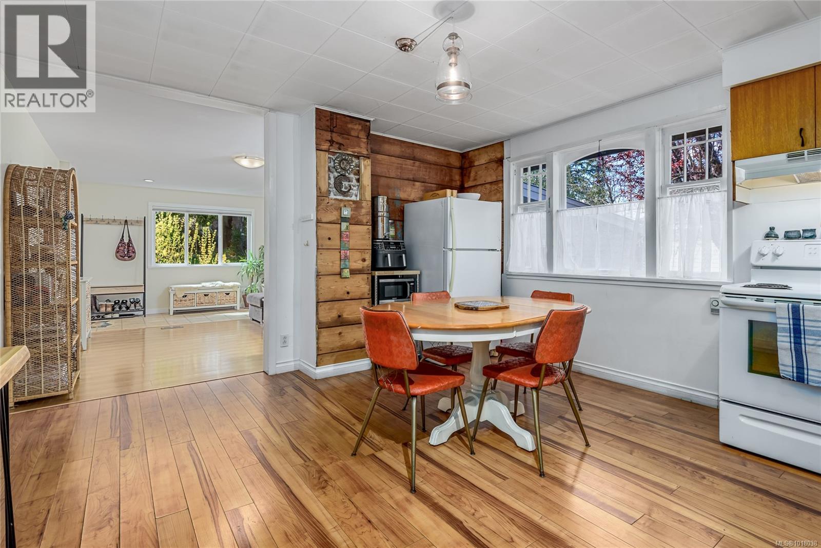 3352 Second St, Cumberland, British Columbia  V0R 1S0 - Photo 8 - 1018038