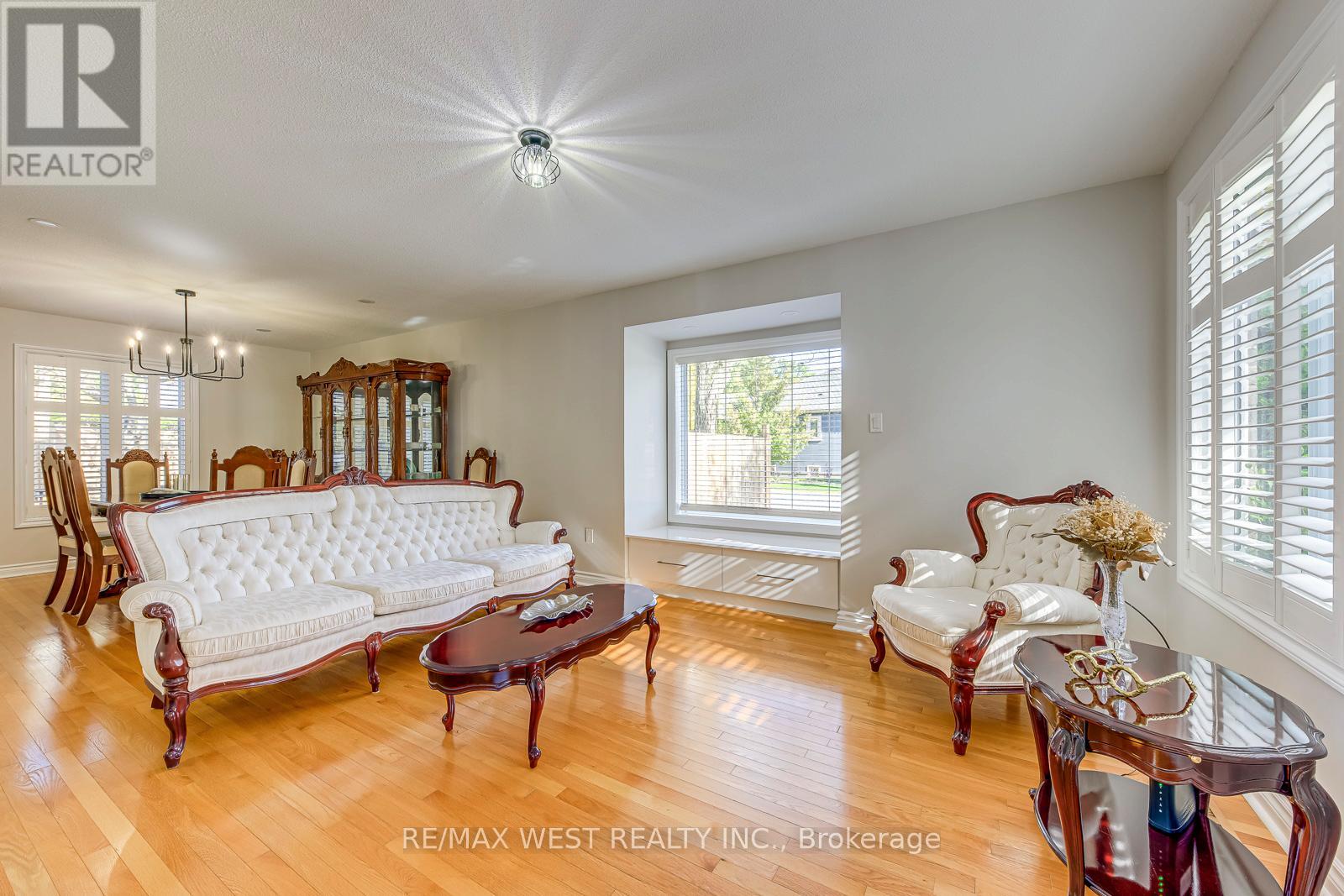 1397 Helen Court, Oakville, Ontario  L6L 6J9 - Photo 3 - W12474975