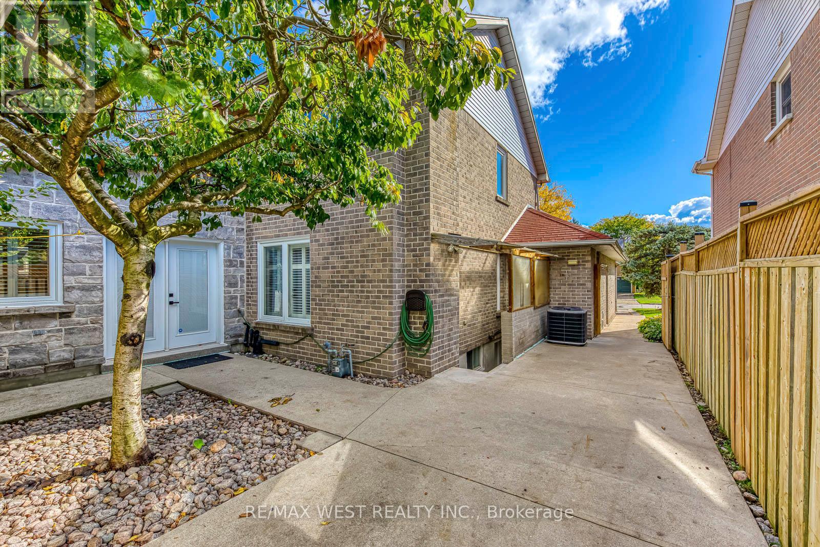 1397 Helen Court, Oakville, Ontario  L6L 6J9 - Photo 39 - W12474975