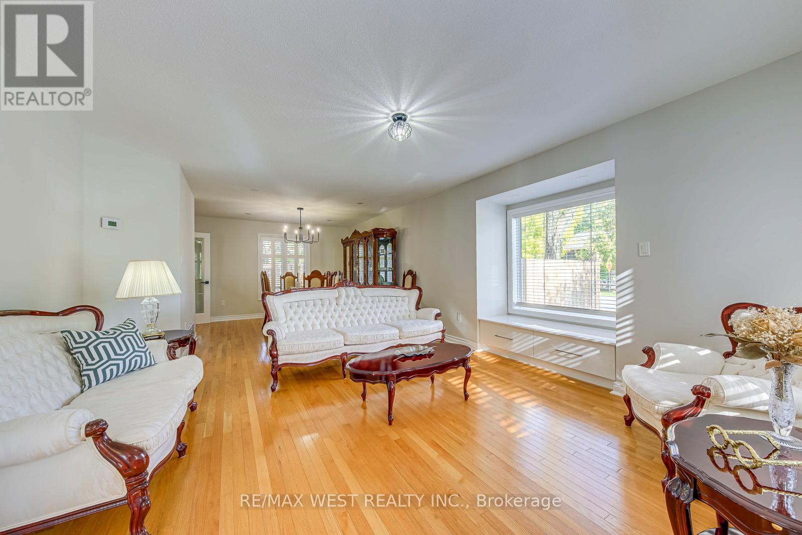 1397 Helen Court, Oakville, Ontario  L6L 6J9 - Photo 4 - W12474975