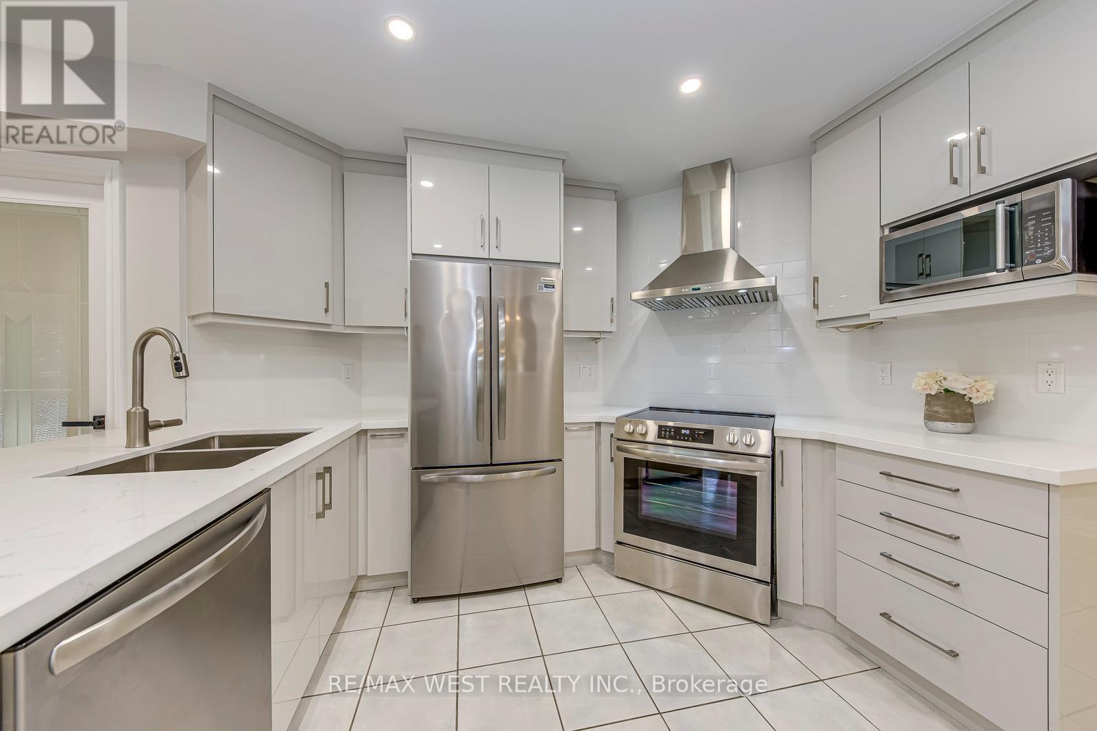 1397 Helen Court, Oakville, Ontario  L6L 6J9 - Photo 8 - W12474975