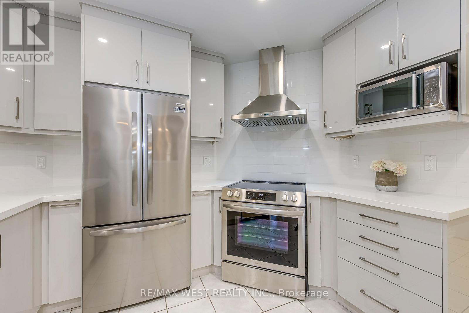 1397 Helen Court, Oakville, Ontario  L6L 6J9 - Photo 9 - W12474975