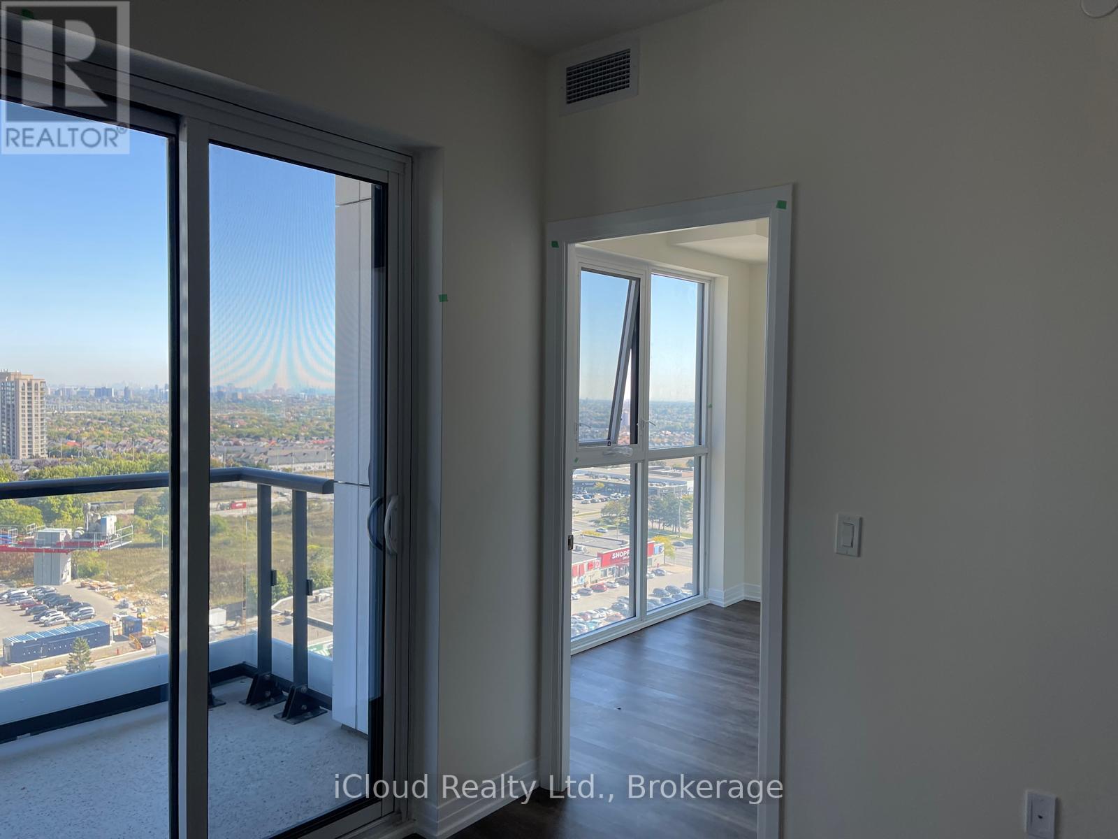 1610 - 15 Watergarden Drive, Mississauga, Ontario  L5R 0H4 - Photo 2 - W12474999