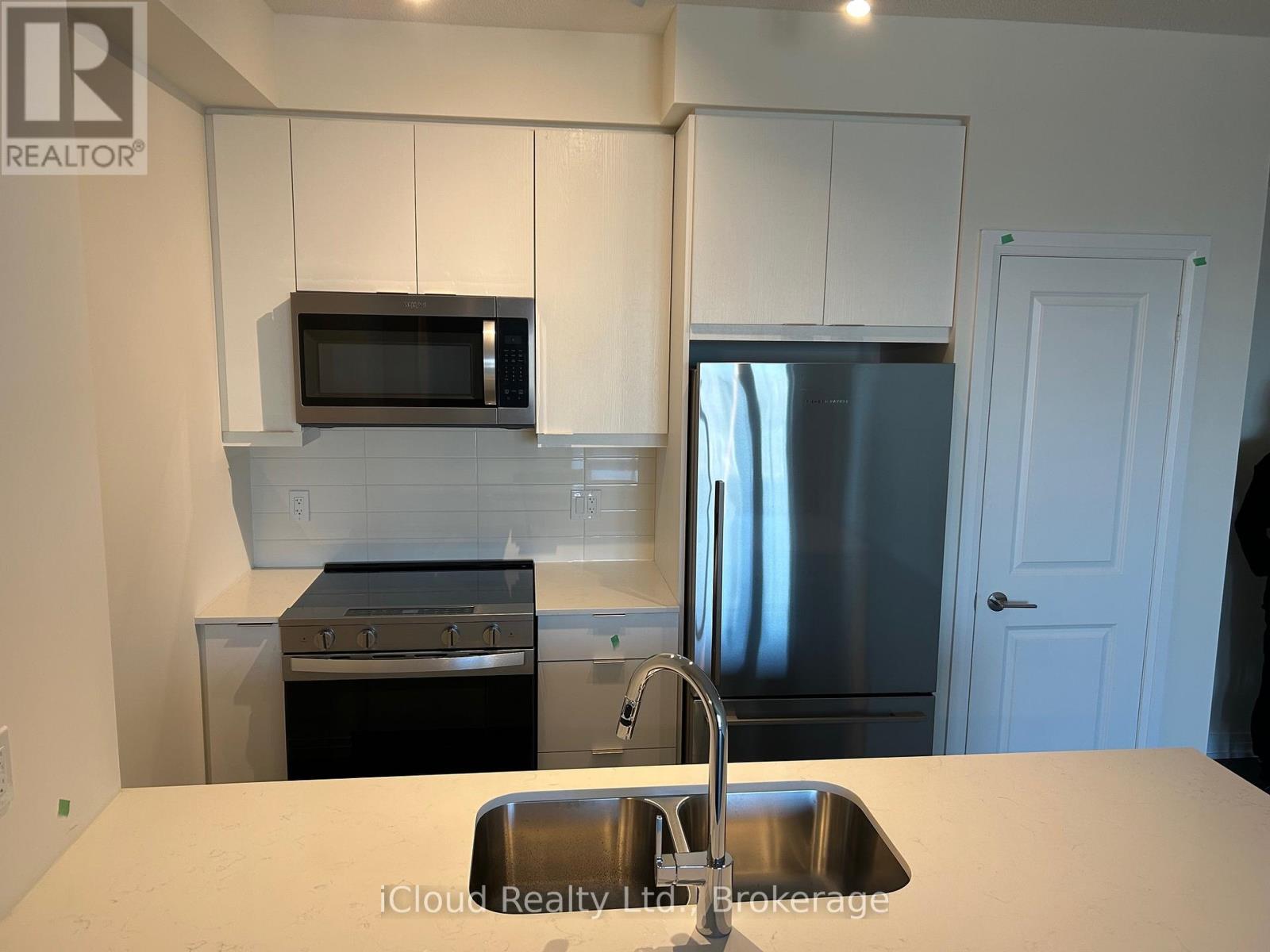 1610 - 15 Watergarden Drive, Mississauga, Ontario  L5R 0H4 - Photo 3 - W12474999