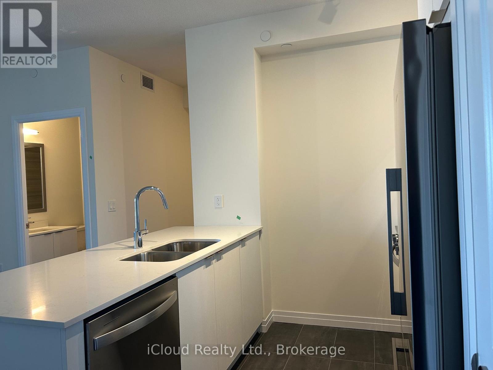 1610 - 15 Watergarden Drive, Mississauga, Ontario  L5R 0H4 - Photo 4 - W12474999