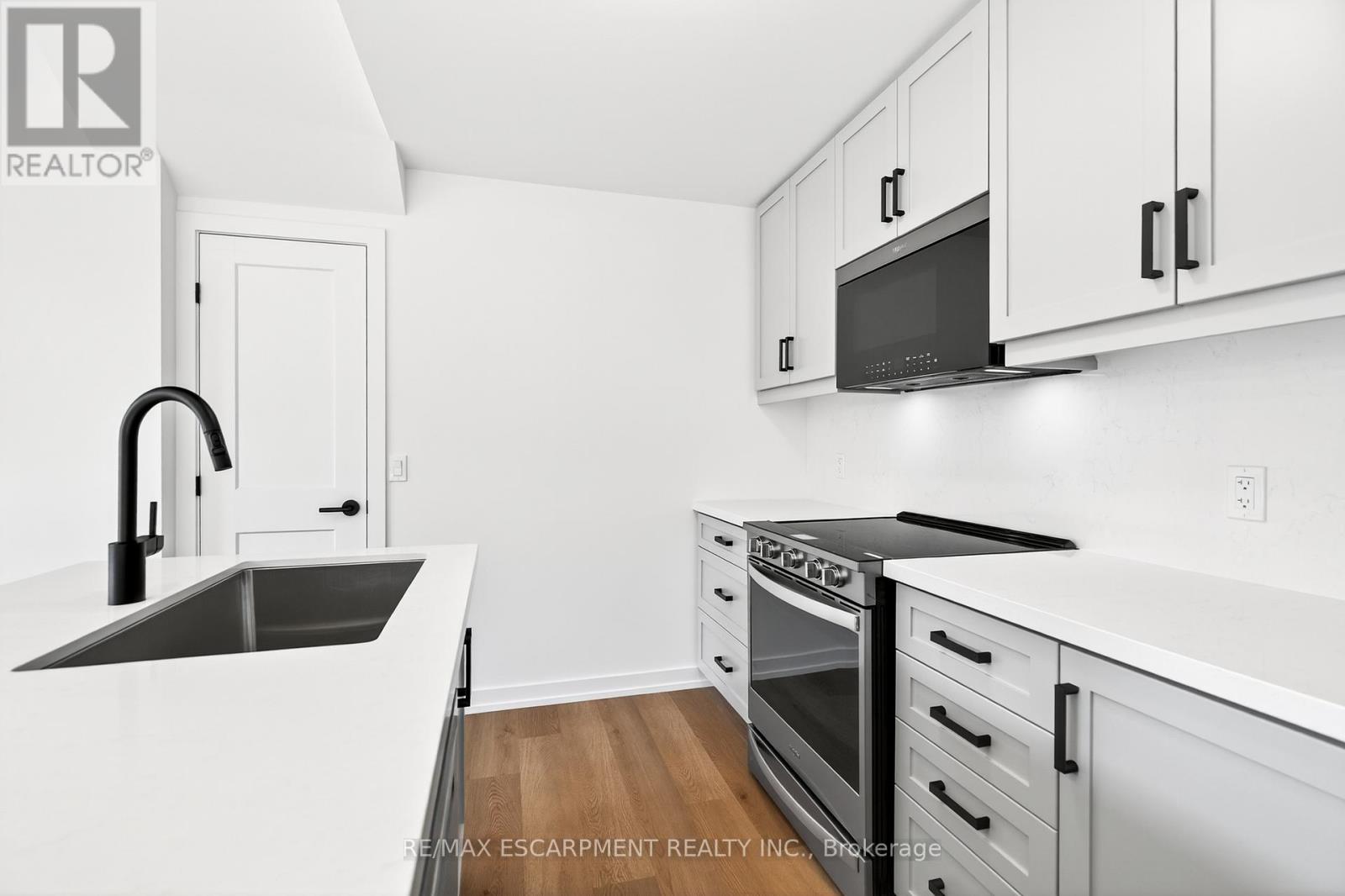 32 - 70 Kenesky Drive, Hamilton, Ontario  L8B 2A9 - Photo 10 - X12474995