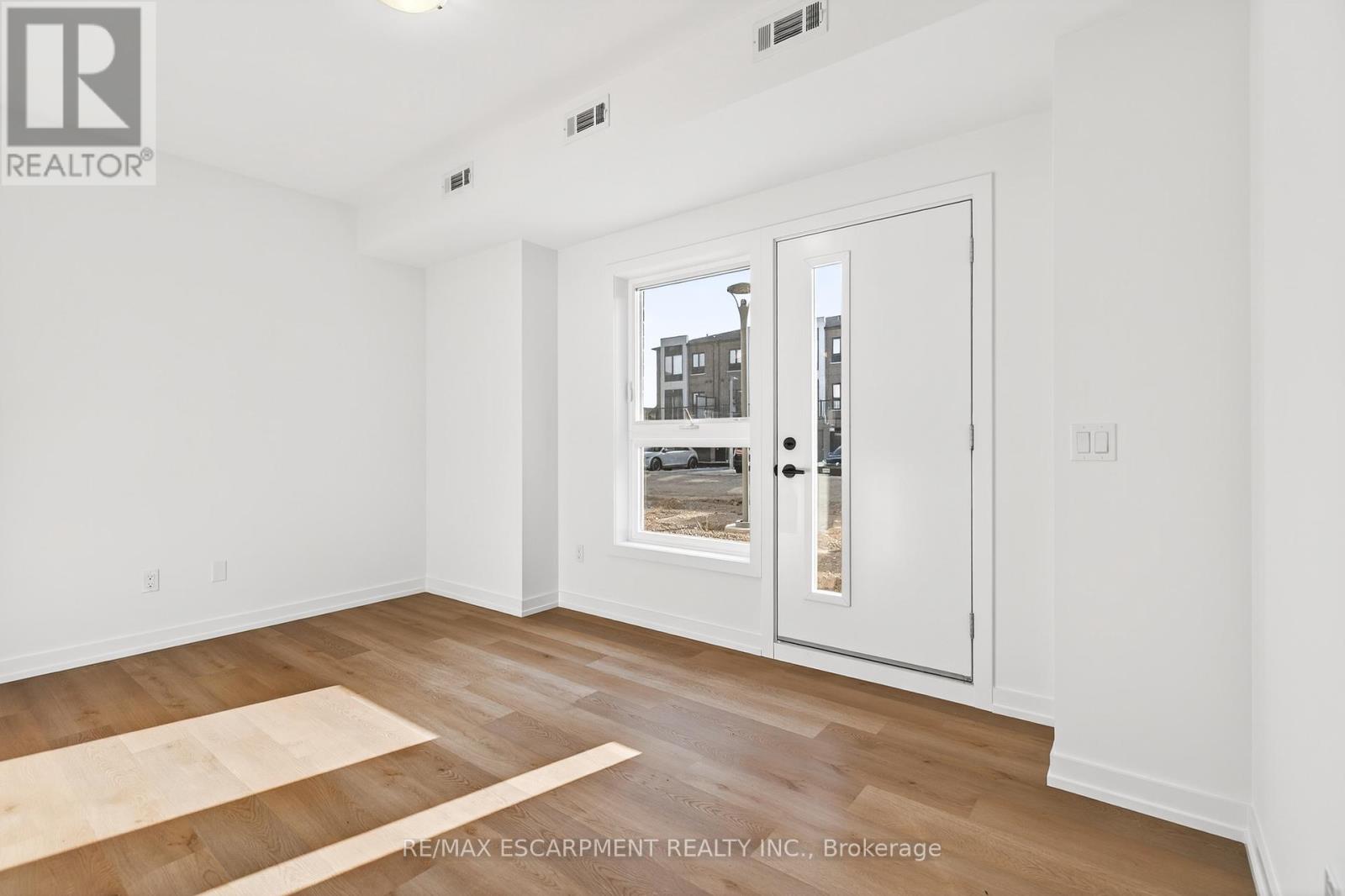 32 - 70 Kenesky Drive, Hamilton, Ontario  L8B 2A9 - Photo 3 - X12474995