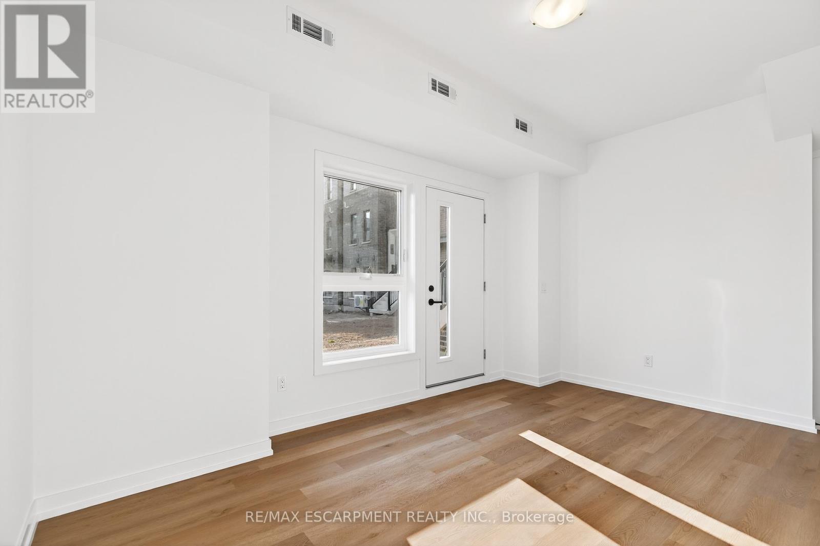 32 - 70 Kenesky Drive, Hamilton, Ontario  L8B 2A9 - Photo 4 - X12474995